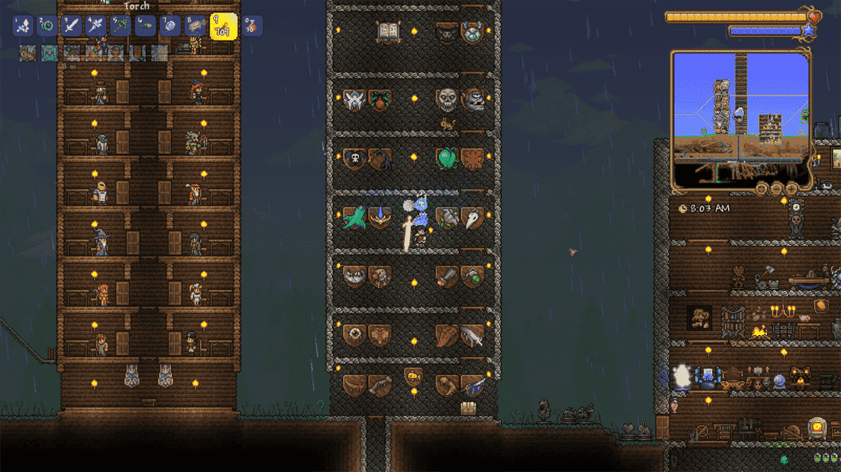 Un personnage de Terraria se tient dans une tour remplie de trophées de boss à côté d'un grand bâtiment rempli de PNJ.