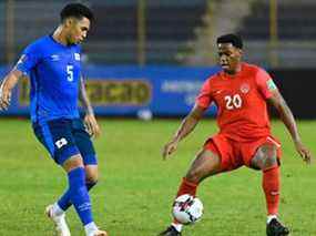 Le défenseur salvadorien Ronald Gomez (L) rivalise pour le ballon avec l'attaquant canadien Jonathan David lors du match de football de qualification de la Concacaf pour la Coupe du Monde de la FIFA entre El Salvador et le Canada au stade Cuscatlan à San Salvador le 2 février 2022.