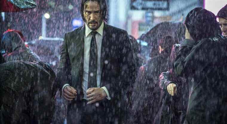 Keanu Reeves descend rapidement les escaliers dans la vidéo de John Wick 4 Set
