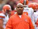 L'entraîneur-chef Hue Jackson des Cleveland Browns est vu pendant l'échauffement avant le match contre les Jets de New York au FirstEnergy Stadium le 8 octobre 2017 à Cleveland.