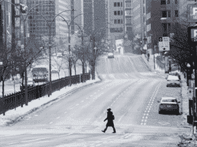 Une rue presque déserte à Montréal lors d'un confinement COVID à l'échelle du Québec, le 10 janvier 2021.