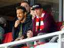 Les propriétaires de Wrexham Ryan Reynolds et Rob McElhenney dans les tribunes de Racecourse Ground à Wrexham alors que l'équipe affronte Torquay United le 30 octobre 2021.