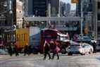 Les manifestants continuent de bloquer les rues du centre-ville alors que les camionneurs et les partisans continuent de protester contre les mandats de vaccination contre la COVID-19, à Ottawa, le samedi 5 février 2022.