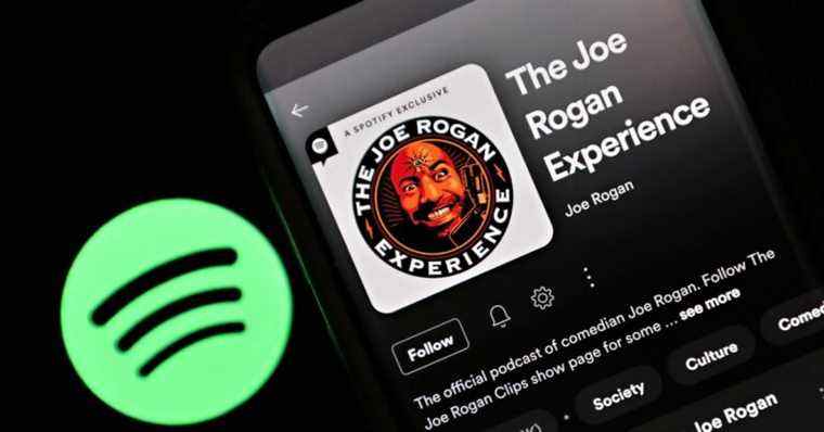 Joe Rogan s’excuse pour les insultes raciales alors que les épisodes de podcast disparaissent de Spotify