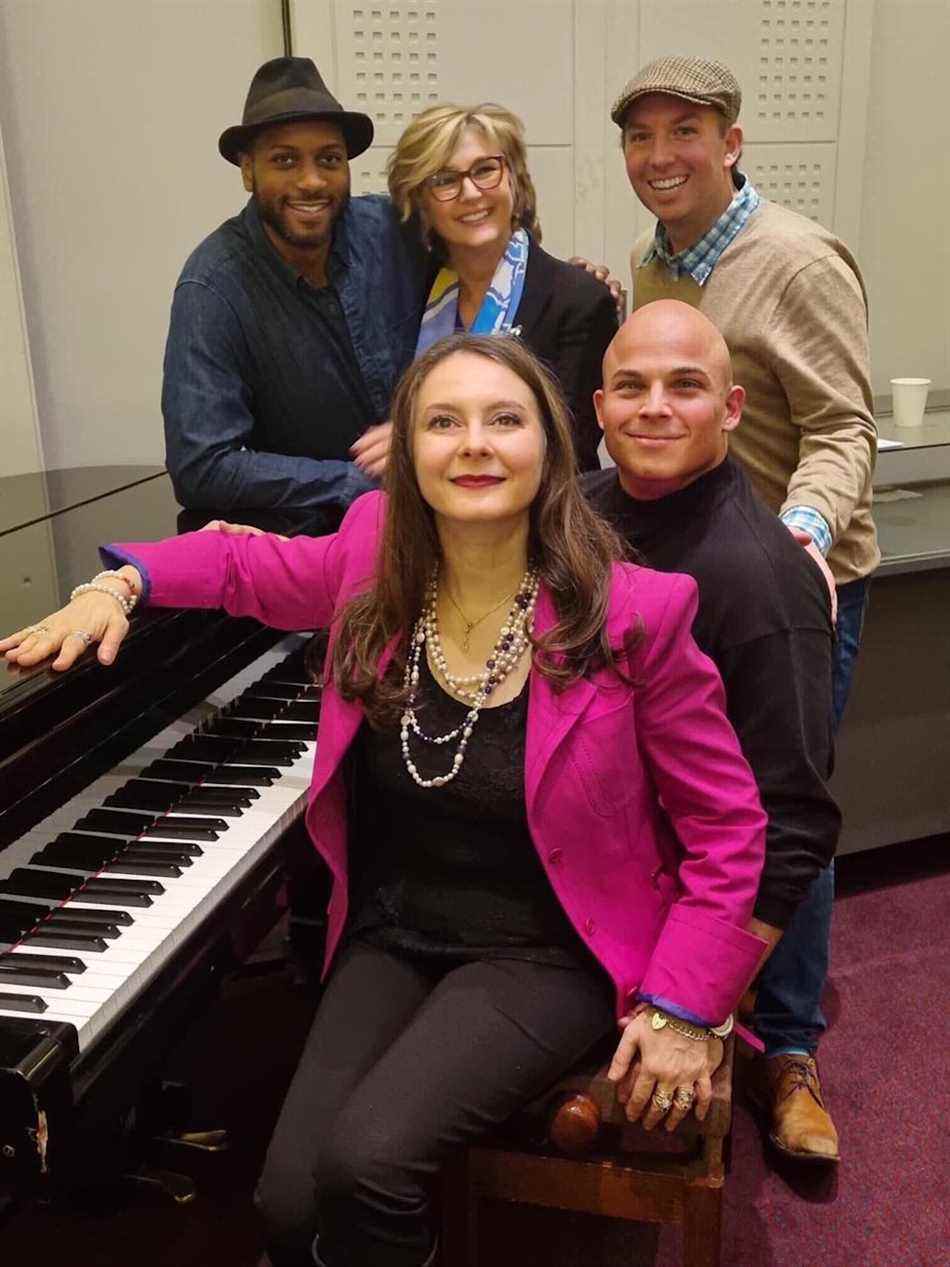 Rodney Earl Clarke (LR) Lesley Garrett, Thomas Mace-Archer-Mills, Olga Thomas (avant gauche), Anton Van Der Mere (avant droit)