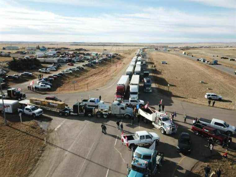 Des manifestants bloquent l’autoroute de l’Alberta près du passage frontalier américain à Coutts