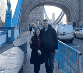 Le couple devant le Tower Bridge à Londres.