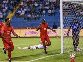 Les joueurs canadiens Atiba Hutchinson (n° 13) et Jonathan David (n° 20) célèbrent un but contre le Honduras lors de leur match de qualification de la Concacaf pour la Coupe du Monde de la FIFA, Qatar 2022, au stade Olimpico Metropolitano de San Pedro Sula, au Honduras, le 27 janvier 2022.