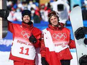 Le médaillé d'or Max Parrot d'Équipe Canada (L) et le médaillé de bronze Mark McMorris d'Équipe Canada célèbrent lors de la finale masculine de snowboard Slopestyle le jour 3 des Jeux olympiques d'hiver de 2022 à Beijing.