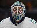 Le gardien des Canucks de Vancouver Thatcher Demko bloque le tir du défenseur des Nashville Predators Roman Josi au Bridgestone Arena.