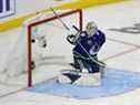 Thatcher Demko des Canucks de Vancouver rate la rondelle lors de la séquence d'arrêts lors du match des étoiles de la LNH 2022 au T-Mobile Arena le 4 février à Las Vegas, Nevada.