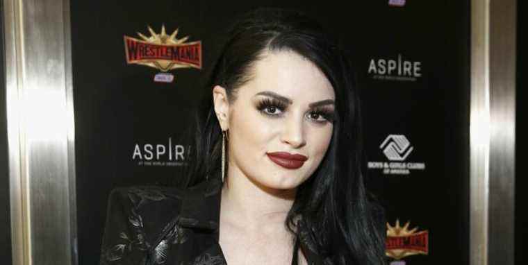 Paige de la WWE révèle la transformation des cheveux tout en taquinant le retour

