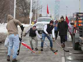 Des manifestants anti-mandat jouent au hockey sur route dans une voie de Huron Church Road en direction sud le lundi 7 février 2022. PHOTO DE DAN JANISSE /Windsor Star