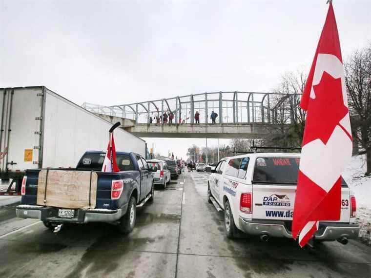 Des véhicules obstruent à nouveau la route vers le pont Ambassador dans le cadre de manifestations nationales