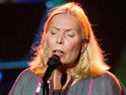 La chanteuse canadienne Joni Mitchell se produit lors d'un concert à Los Angeles, le 14 novembre 2002.