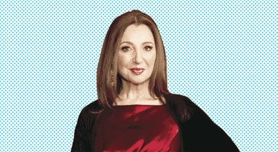 Donna Murphy 'Laughed My Ass Off' devant son portrait de l'âge d'or