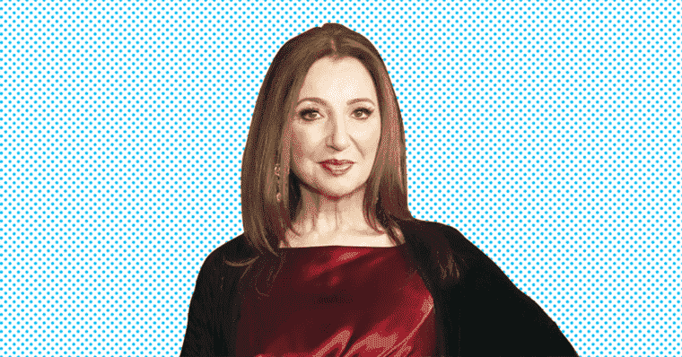 Donna Murphy 'Laughed My Ass Off' devant son portrait de l'âge d'or
