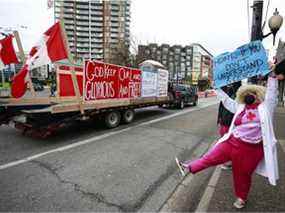 Scènes de manifestations en duel à Vancouver samedi.  L'un était en faveur du convoi de camions à Ottawa pour protester contre les mandats de vaccination tandis que l'autre était une contre-manifestation pour essayer d'empêcher le convoi de passer et de troubler la paix dans les hôpitaux.