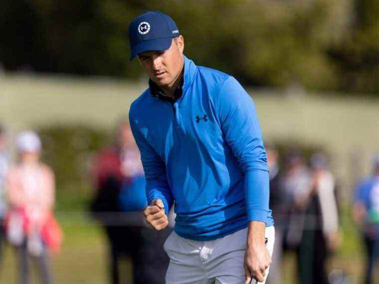 Jordan Spieth risque sa vie avec une balle au bord d’une falaise à Pebble Beach