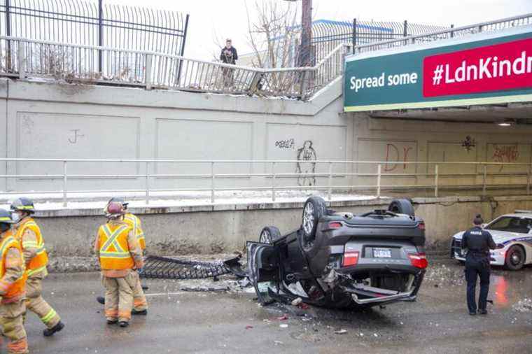 Un homme arrêté après qu’un VUS s’est catapulté par-dessus un mur et a atterri sur un toit à London, en Ontario.