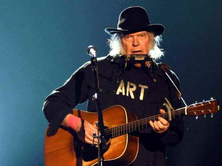 Neil Young appelle les baby-boomers à boycotter quatre grandes banques après avoir retiré la musique de Spotify