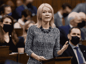 La députée conservatrice Candice Bergen prend la parole lors de la période des questions le 2 février 2022. Elle exercera les fonctions de chef intérimaire conservateur jusqu'à ce que les membres du parti choisissent un nouveau chef permanent.