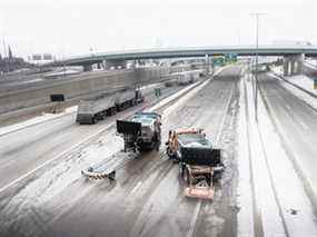 Des camions de sel du ministère des Transports du Michigan (MDOT) bloquent les rampes d'accès au pont Ambassador pour les camions entrant au Canada à Detroit, Michigan, États-Unis, le mardi 8 février 2022. Des centaines de camions et de camionneurs tentant de traverser le pont Ambassador depuis Detroit, Michigan à Windsor, Canada sont bloqués du côté américain après la fermeture du pont par des manifestants canadiens au sujet des mandats de vaccination.