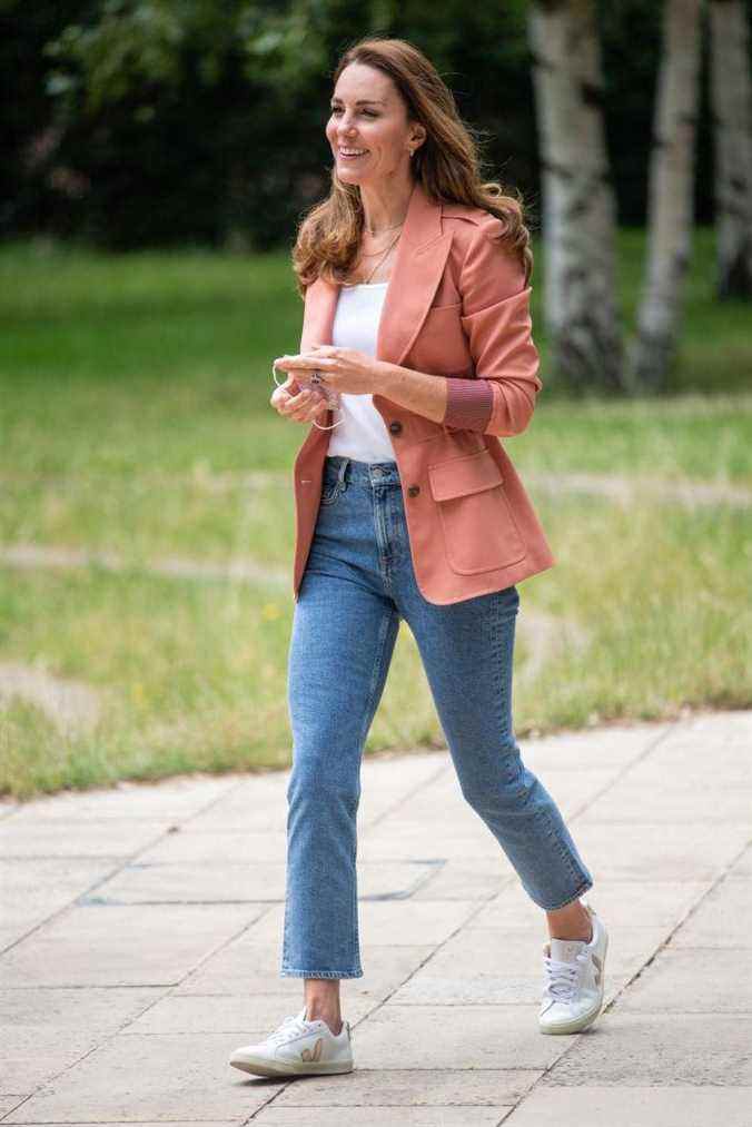 La duchesse de Cambridge a porté son jean & Other story en juin 2021 lors d'un voyage au National History Museum.  (Getty Images)