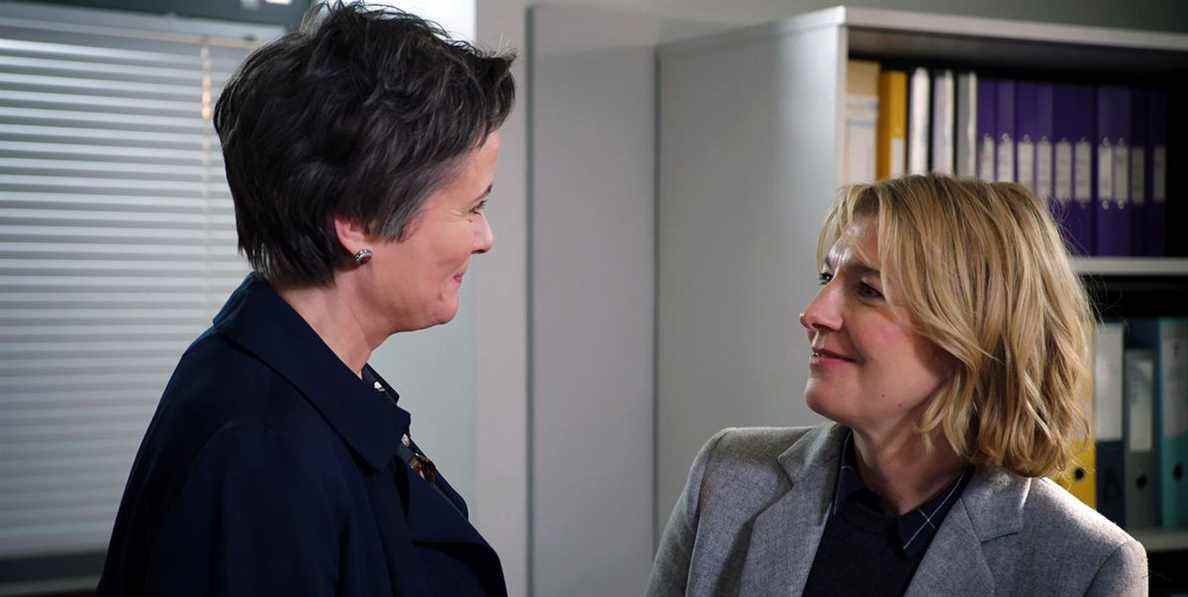 Holby City offre un premier aperçu du retour surprise de Bernie et Serena

