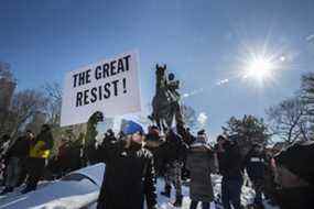 Les manifestants de Queens Park ont ​​résisté au froid samedi.