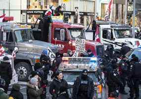 La police maintient une forte présence alors que les gens se massent autour des camions au coin de la rue Bloor Ouest et du chemin Avenue samedi.