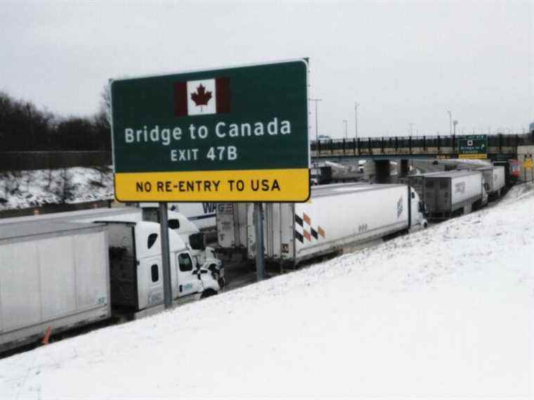 Une manifestation de camionneurs bloque le pont Ambassador, touchant la chaîne d’approvisionnement