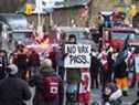 Les gens se massent autour des camions au coin de Bloor Street West et Avenue Road juste au nord de Queen's Park lors de la manifestation de samedi.  