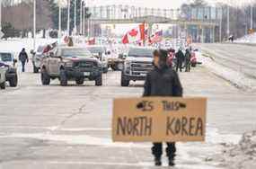 Mardi, des manifestants anti-vaccins bloquent la route quittant le poste-frontière Ambassador Bridge, à Windsor, Ontario, Canada.