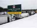 Des camions attendent sur l'Interstate 75 pour la réouverture du pont Ambassador à Detroit, Michigan, États-Unis, le mardi 8 février 2022.