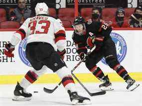 L'ailier droit des Sénateurs d'Ottawa Connor Brown (28 ans) et le défenseur des Devils du New Jersey Ryan Graves (33 ans) lors d'un match de troisième période dans la LNH au Centre Canadian Tire le 7 février 2022.