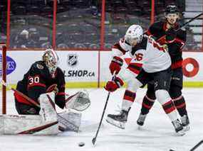 Le gardien de but des Sénateurs d'Ottawa Matt Murray (30) effectue un arrêt sur l'ailier gauche des Devils du New Jersey Jimmy Vesey (16) alors que le défenseur Thomas Chabot (72) effectue une mise en échec lors de la deuxième période de la LNH au Centre Canadian Tire le 7 février 2022.