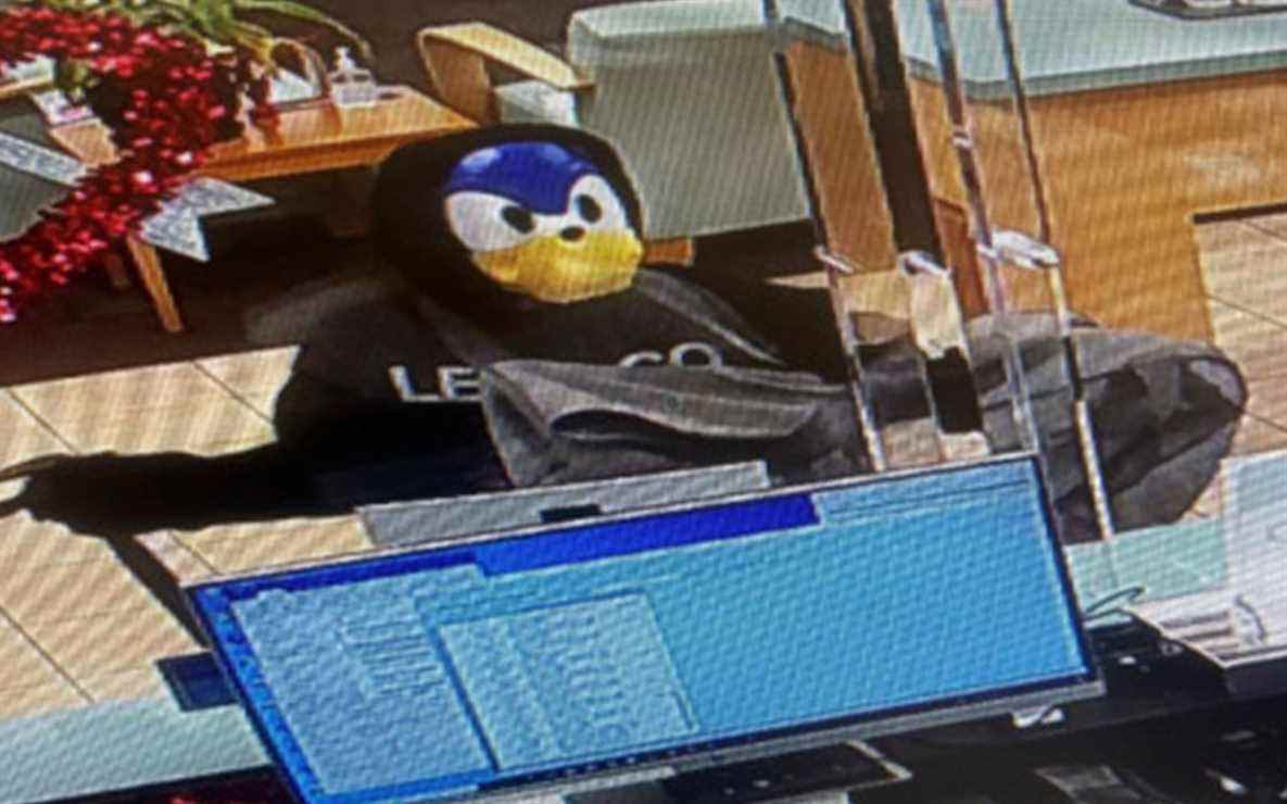 Guy ne parvient pas à cambrioler une banque alors qu'il porte le visage de Sonic the Hedgehog
