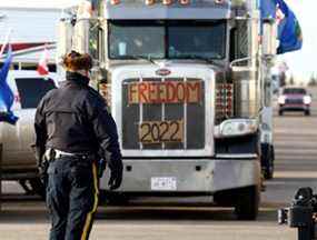 Le barrage routier sur l'autoroute 4 à l'extérieur de Milk River, en Alberta, se dirige vers le poste frontalier de Coutts alors que les manifestants continuent de ralentir la circulation mais gardent toujours une voie ouverte dans les deux sens mardi.