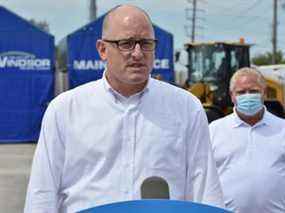 Le maire de Windsor Drew Dilkens et le premier ministre de l'Ontario Doug Ford à Windsor le 13 août 2020.