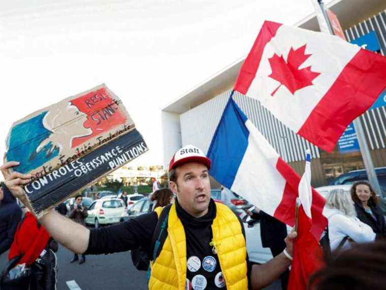 Agitant des drapeaux canadiens, le « convoi de la liberté » de la France se met en branle