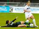 Carey Gustafson (à droite) se bat pour le ballon contre les Sounders de Seattle lors d'un match de la W-League 2007 au stade Swangard.