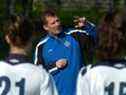 Bob Birarda lors d'un entraînement féminin des Whitecaps en 2007.