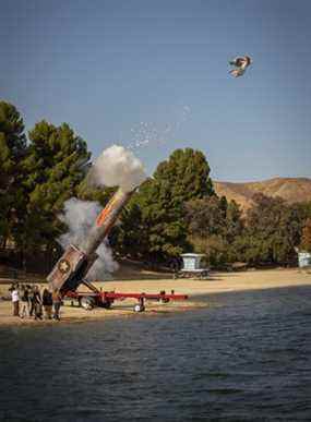 Johnny Knoxville est lancé d'un canon dans Jackass Forever.