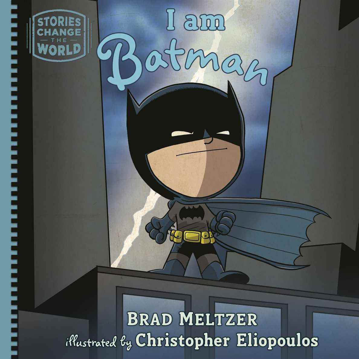 Une version enfant de Batman se dresse fièrement sur un toit avec des éclairs derrière lui sur la couverture de I Am Batman.