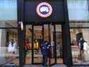 Un homme entre dans un magasin Canada Goose à Pékin, en Chine, le 2 décembre 2021.