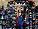 Un client quitte un magasin à Camden Market à Londres, Royaume-Uni