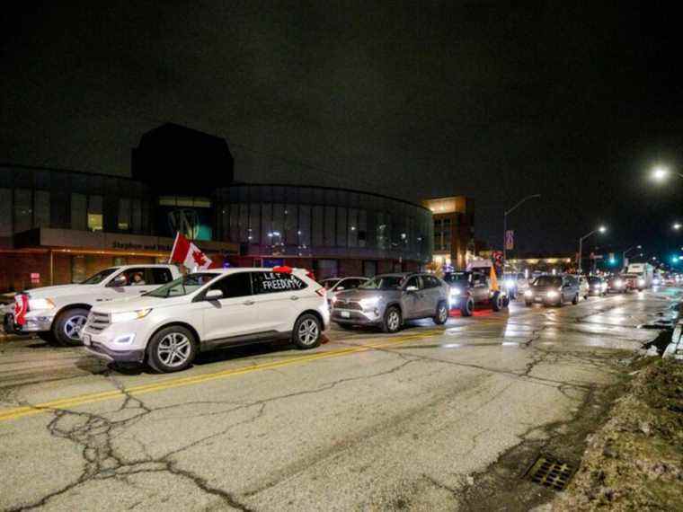 Les manifestants s’installent au pont Ambassador, le maire de Windsor demande une injonction