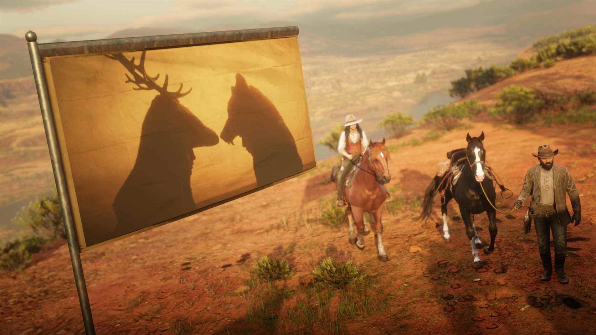 Red Dead Redemption Online - Deux joueurs chevauchent sous un drapeau de camp qui montre deux joueurs dans des cagoules de wapiti et de loup au coucher du soleil.