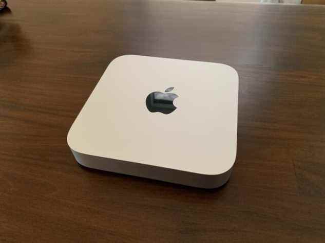 L'Apple Mac mini 2020 équipé du M1.  C'est toujours un mini PC puissant pour le travail occasionnel, mais notez qu'un modèle avec une nouvelle puce devrait arriver à un moment donné cette année.